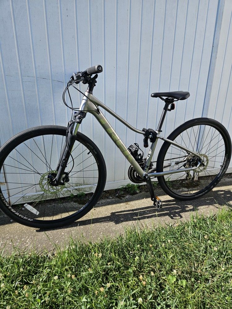 Trek Dual Sport 2 Hybrid Bike