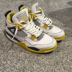 Jordan 4 Vivid Sulfur Size 9.5
