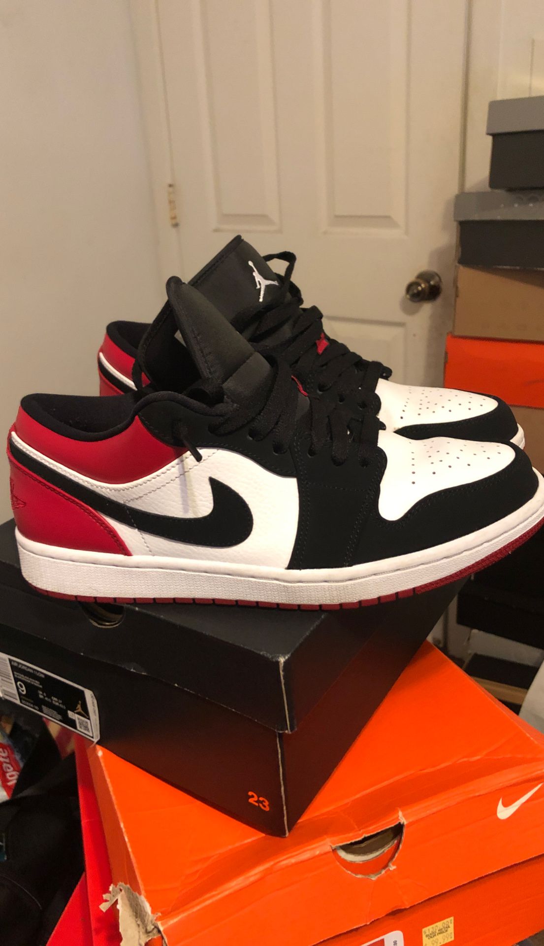 Nike air Jordan 1 low sz 9 Color-way black red white