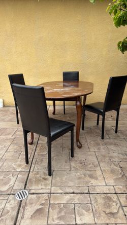 Mesa y 4 sillas  GRATIS