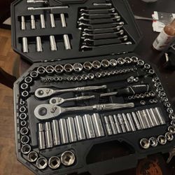Husky Tool Set 149 Like New