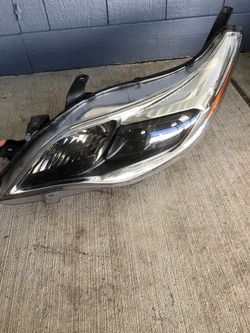 2013-2015 Toyota Avalon headlight. Left side.