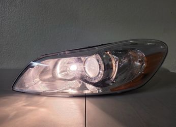 2010-2013 VOLVO C30 LEFT HALOGEN HEADLIGHT