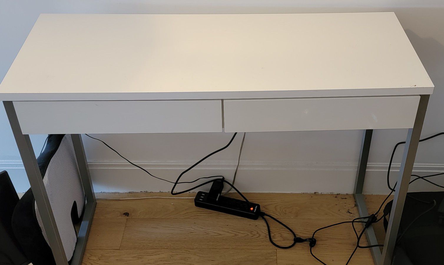 Like new white desk