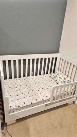 Delta Crib - toddler bed, Mattress and sheets