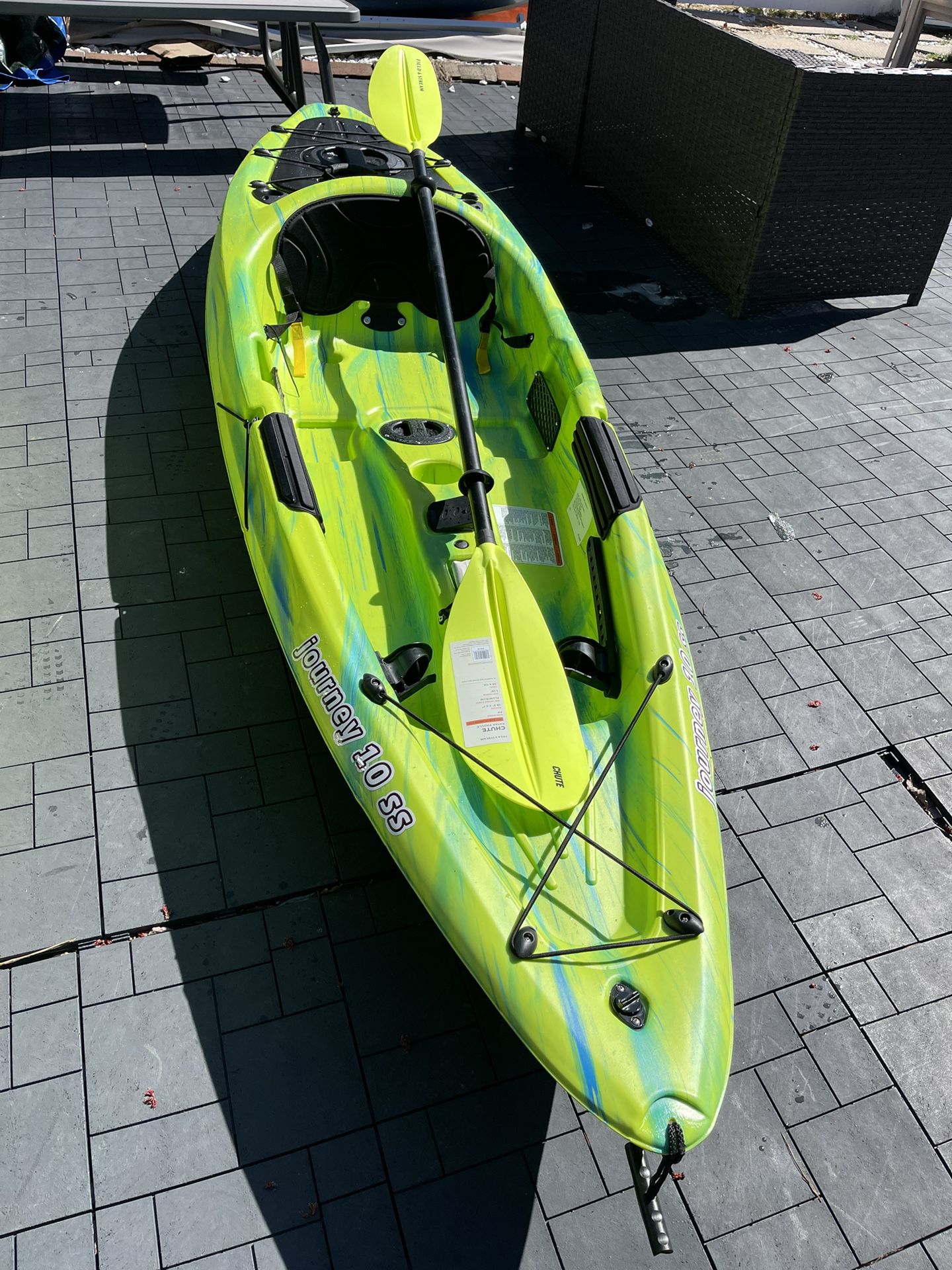Sun dolphin fishing kayak with mattching paddle ( brand new )