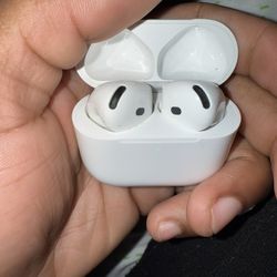 AirPod 4s 