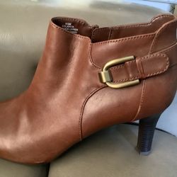 NEW BROWN SHORT LEATHER BOOTS. 9.5 M