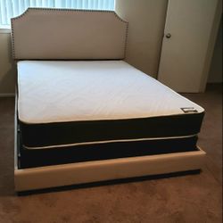 NEW Queen-Size MATTRESS and BOX SPRING. Bed frame not included👍