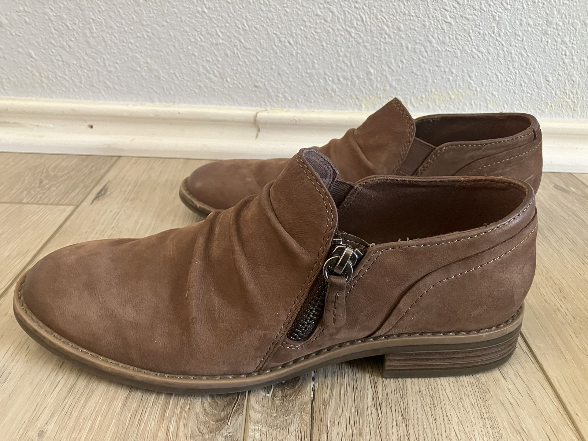 Clarks Camzin Pace Booties in Brown Nubuck Leather W8.5