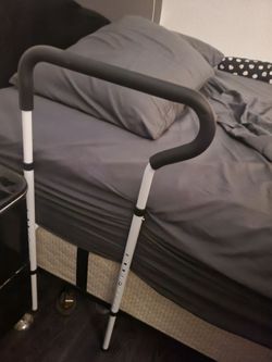 Bed safely rail with adjustable straps