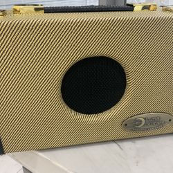 Luna Guitar Amp 5 Watts Battery Operated With A/C Excellent Condition 