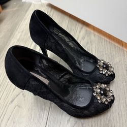 Women’s shoes by guess size 6