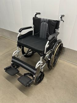 Bariatric Wheelchair with Mag Light Wheels