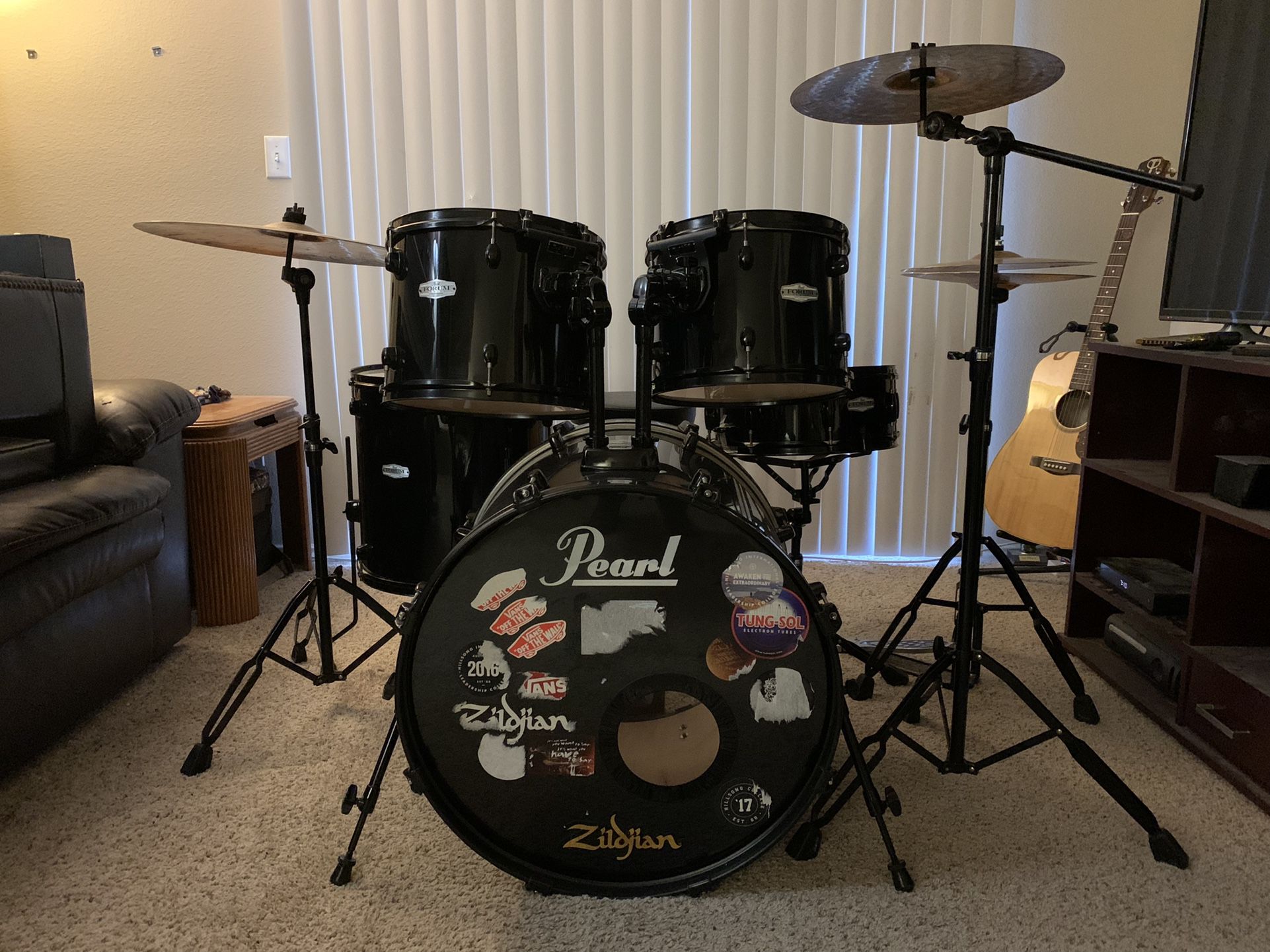 Pearl Drums - Black w/Black Hardware