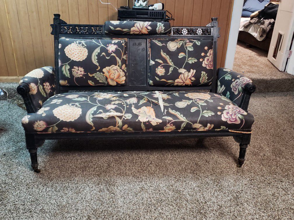 Vintage? Antique? Victorian? Living Room Set