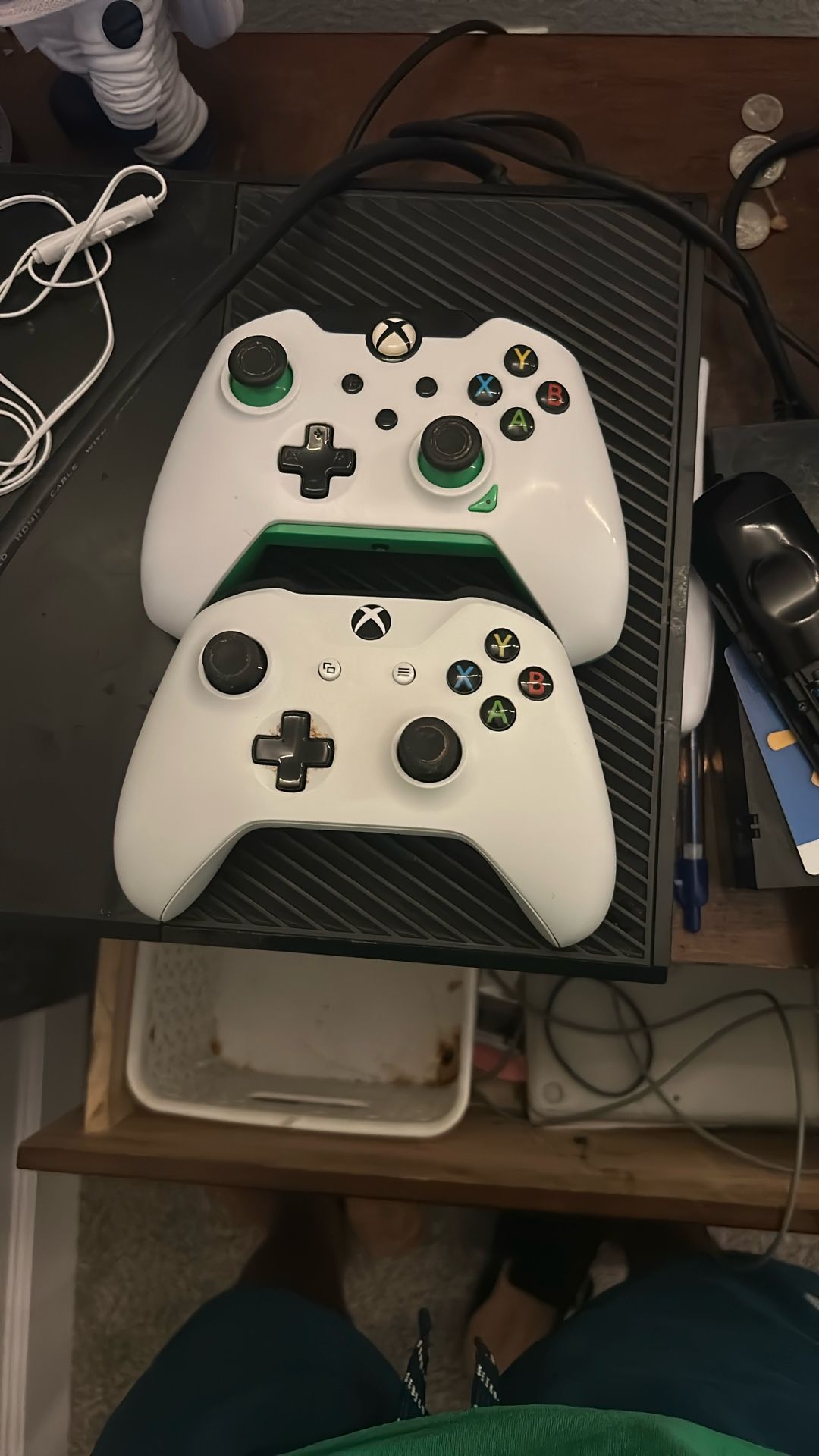2 xbox controllers