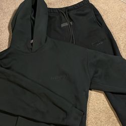 Black essential set size small 