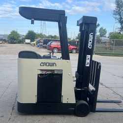 FOR SALE A CROWN RC3020-40 FORKLIFT.89/198” FF TSU MAST W/SIDESHIFT,OHG, P/S,36v GOOD USED BATTERY. IT IS IN GOOD WORKING CONDITION.