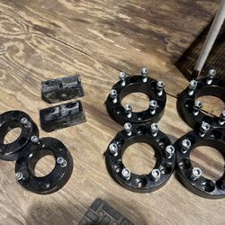 I’m selling 2”inch lift kit and spacers 2”inch fits in gmc or chevy 2007 up model asking $100 