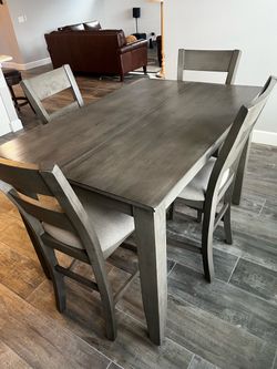 Expandable Dining Table and 4 chairs