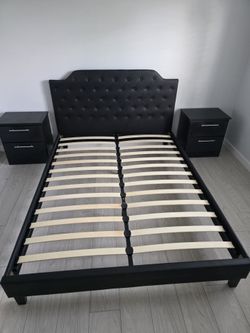 Cama queen con dos mesas de noche nuevas
