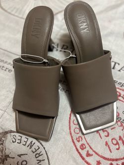 DKNY Women NEW Sandals. Size 7.5
