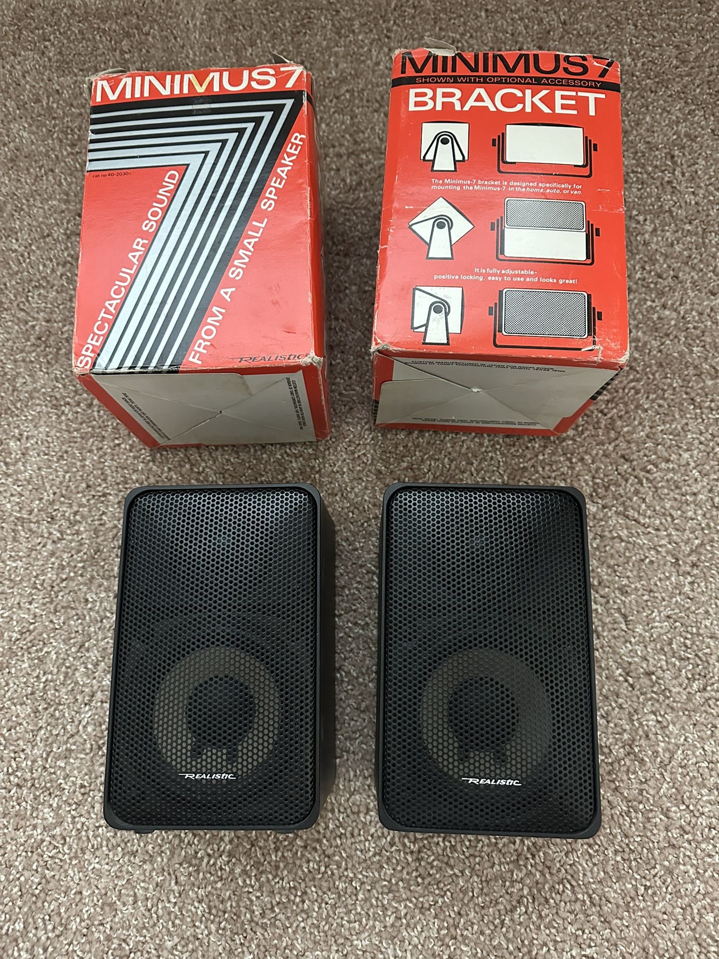 Pair of Realistic Minimus-7 Black Bookshelf Speakers 8 Ohm 40w