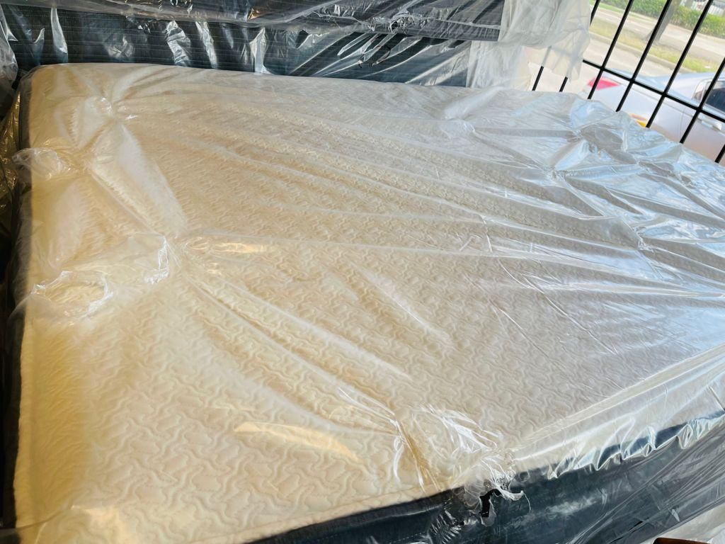 Queen Beautyrest Hybrid Mattress Set