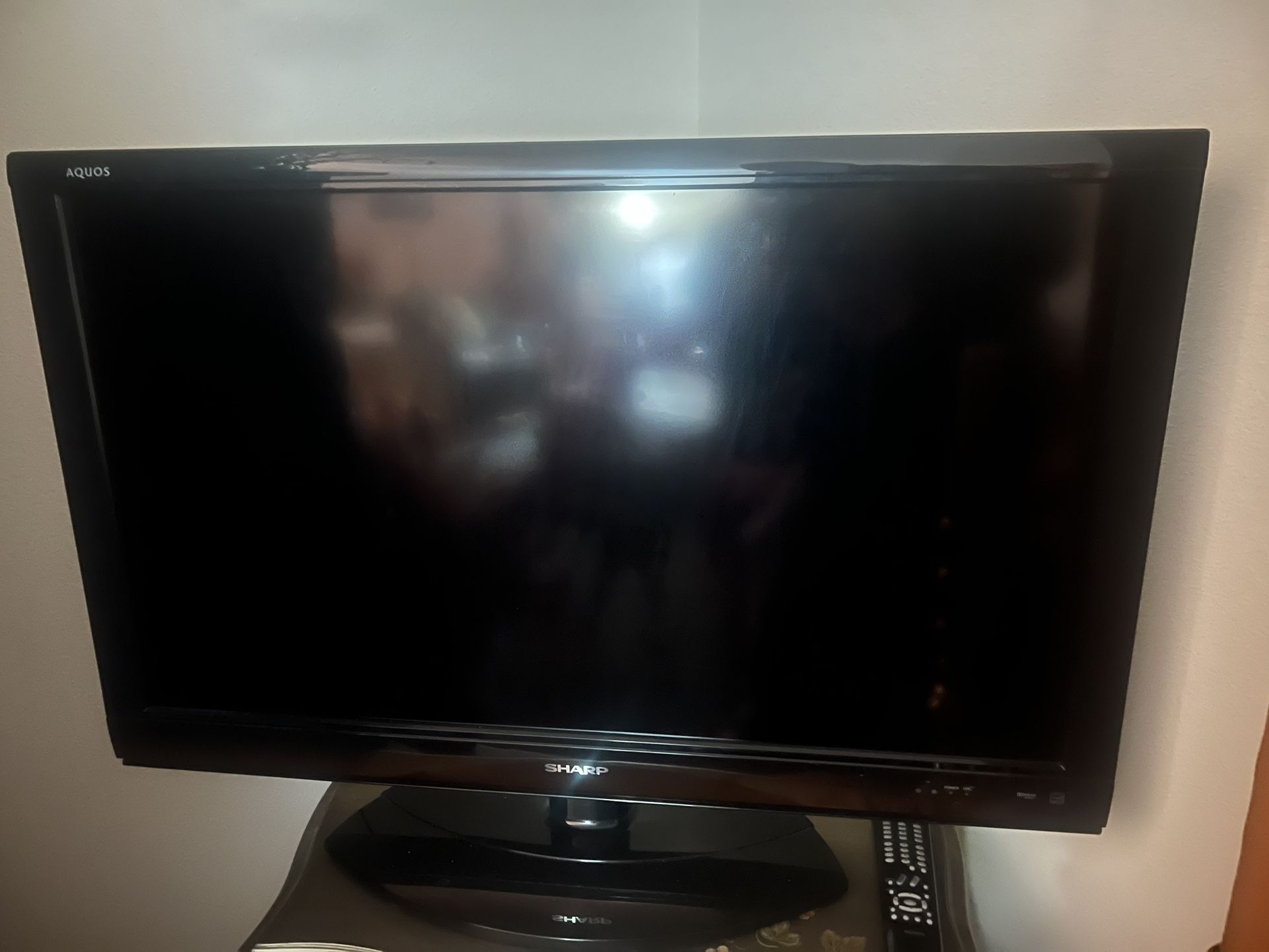 Like New Sharp 36 Inch Tv With Remote And Cables