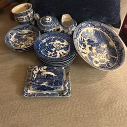 Japan Blue Willow Set 17 Pieces 