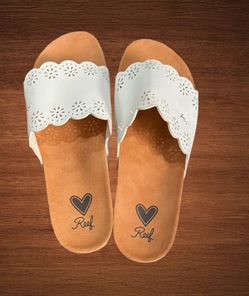 REEF WOMENS CUSHION SCALLOPY SLIDES W/WHITE SCALLOPED UPPER AND CUSHIONED FOOTBED SISE 10