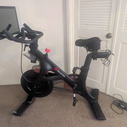 Peloton Bike 2nd Gen Great Condition