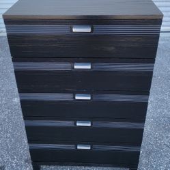 (DELIVERY AVAILABLE) Rooms To Go Gardenia Black Chest of Drawers Dresser 