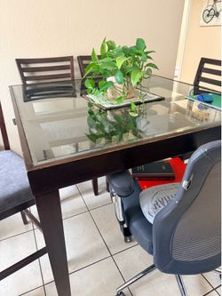 Selling High Top Dining Room Table