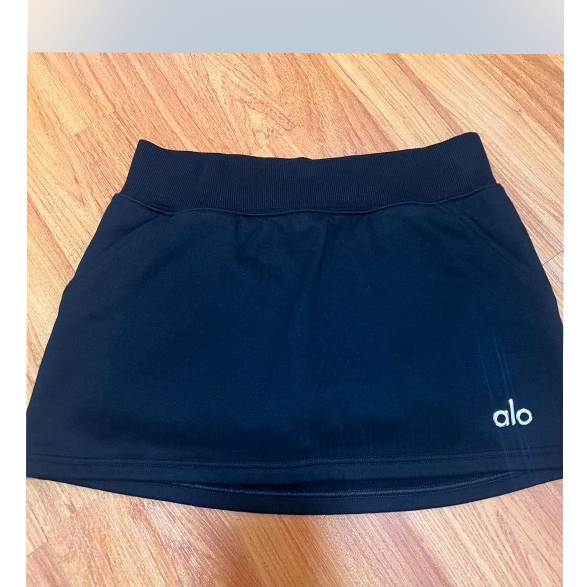 Alo accolade skirt ( brand new without tag )