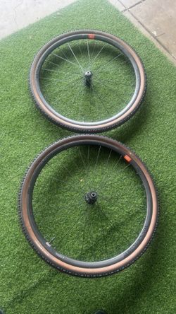 Gravel wheelset Astral Laced to White Industries