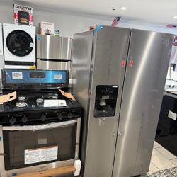 Kitchen Whirlpool Refrigerator 33” In   & Gas stove In Stainless Steel 