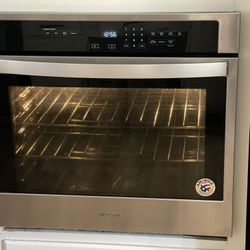 Appliances , 4 Burners Gas Cooktop , Built-in Oven , Microwave. 