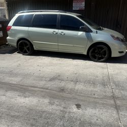 Toyota Sienna Van