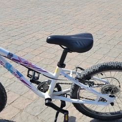 Specialized HotRock, 24in Girls Bike. Kids Mountain bike