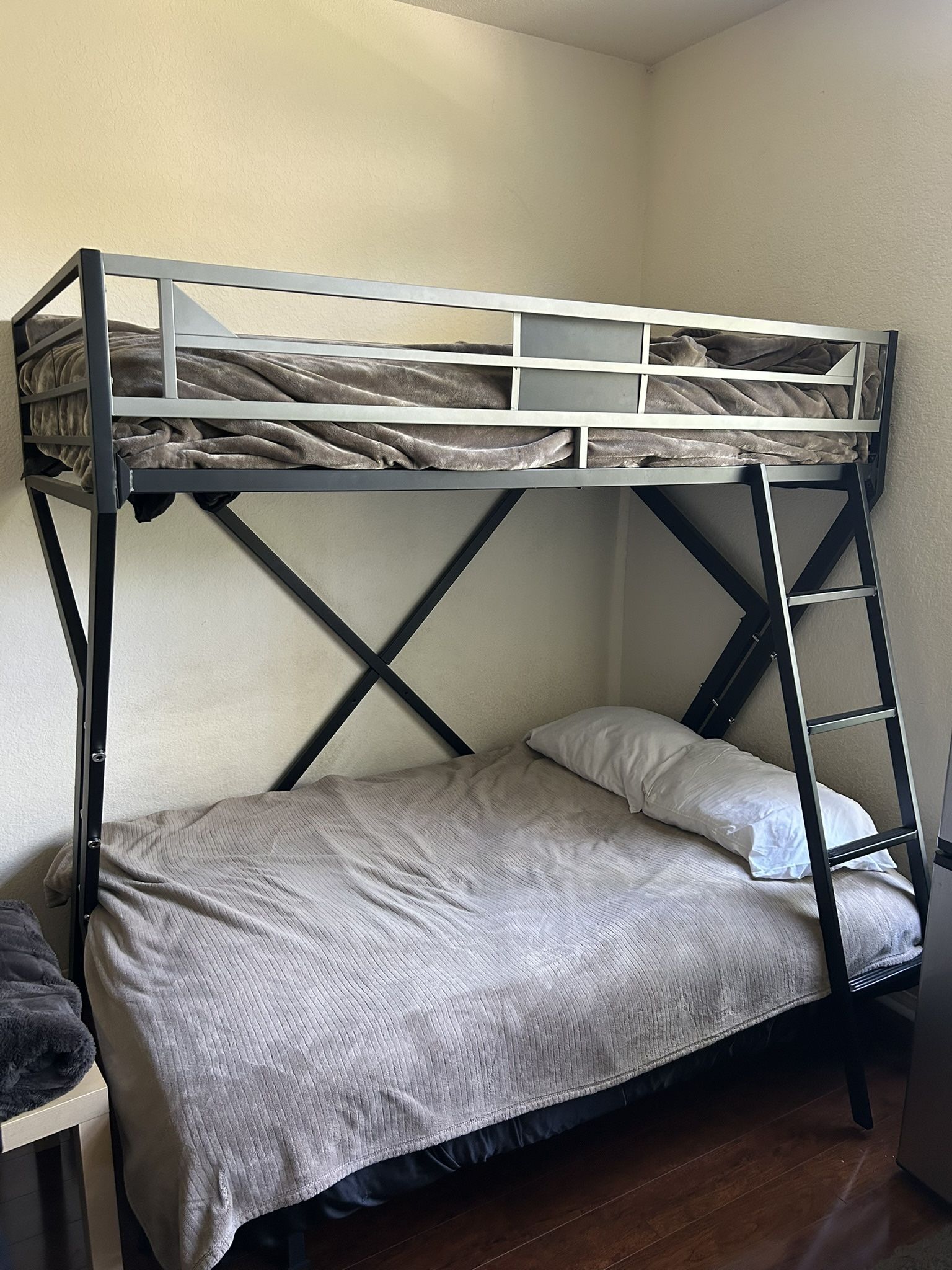 Bunk Bed - Black & Gray, Twin Over Full XLNT Condition!