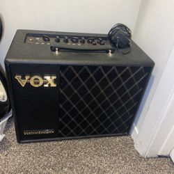 VOX Valvetronix VT20X 20W 1x8 Guitar Modeling Combo Amp with Used Squier STRAT Electric Guitar Black