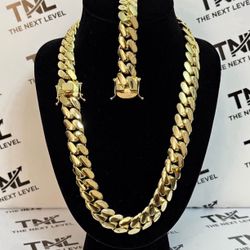 Miami Cuban Link Chain – 20mm (24” & 20”) High-Quality Gold-Plated Heavy Chain with Lock Price: $200 Location: Pompano Beach, FL Condition: Brand New