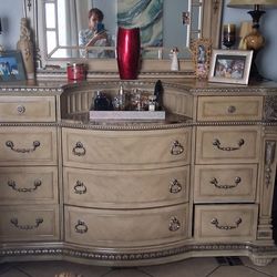 Muy Bonita Recamara Muy Pesada La Madera Y C Ok n Colchon Lo Unico Tiene  El Respaldo Abiertitaz De La Piel No Quebrada De Nada