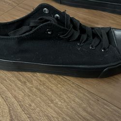 Woman’s Black Converse 