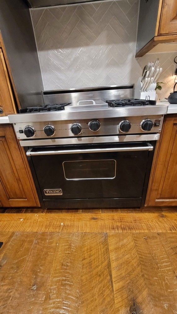 36 " Viking Professional Gas Stove With Convection Oven