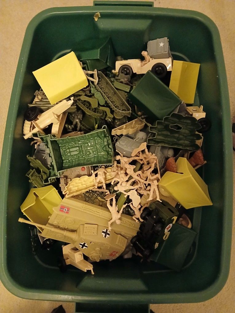 Big Storage Bucket of Blastic Army Men