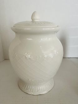 Ceramic Apothecary With lid. Cottage Style 