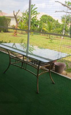 Glass dinung table
